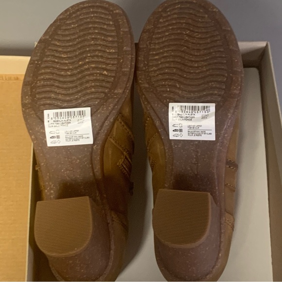 Clarks Sashlin Aleta Ankle Heel Boot - dark tan leather - New in box - Picture 8 of 11